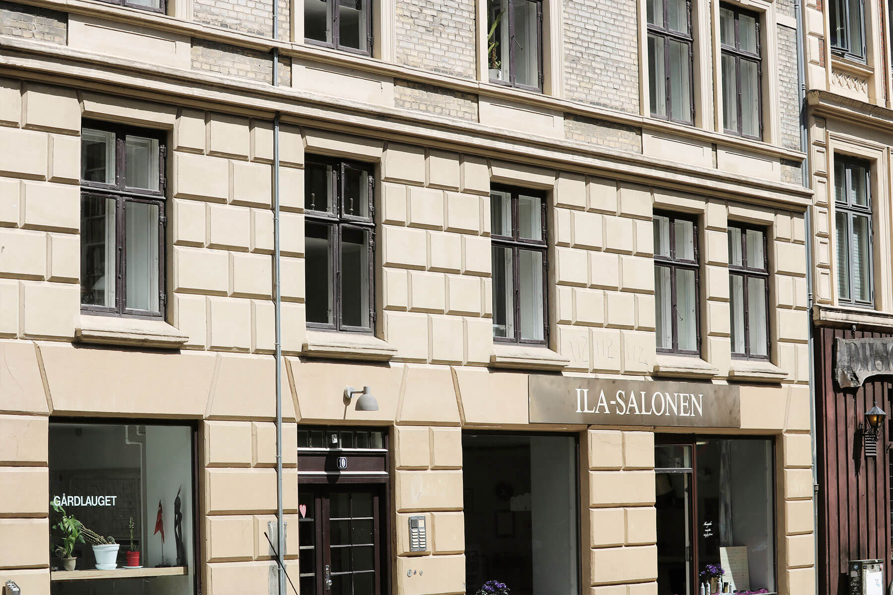 Facade og vinduer samt Ila-Salonen i stueetagen på ejendom på Korsgade på Nørrebro i København