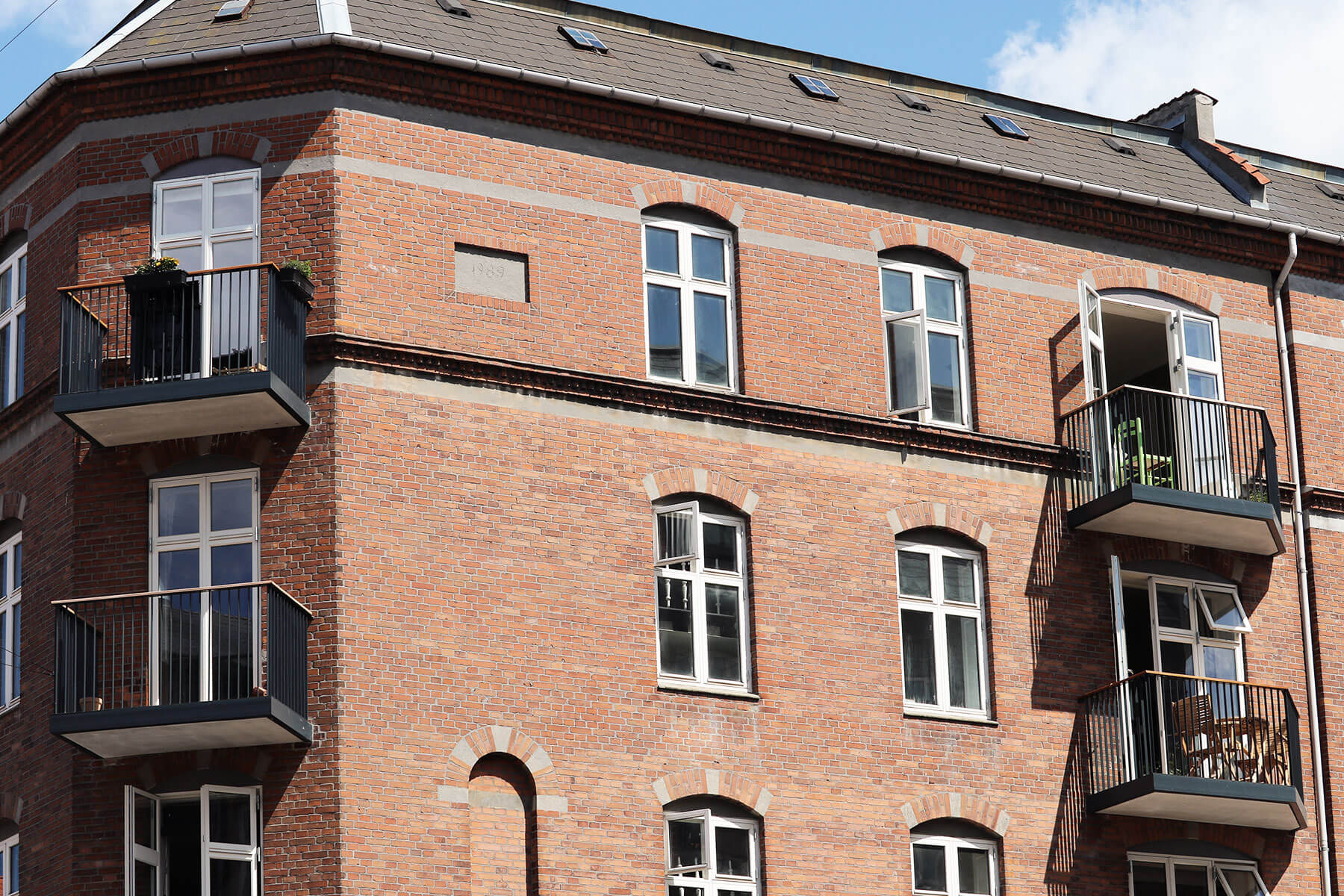 Facader, vinduer, tag og nye altaner på ejendom på Odinsgade på Nørrebro i København