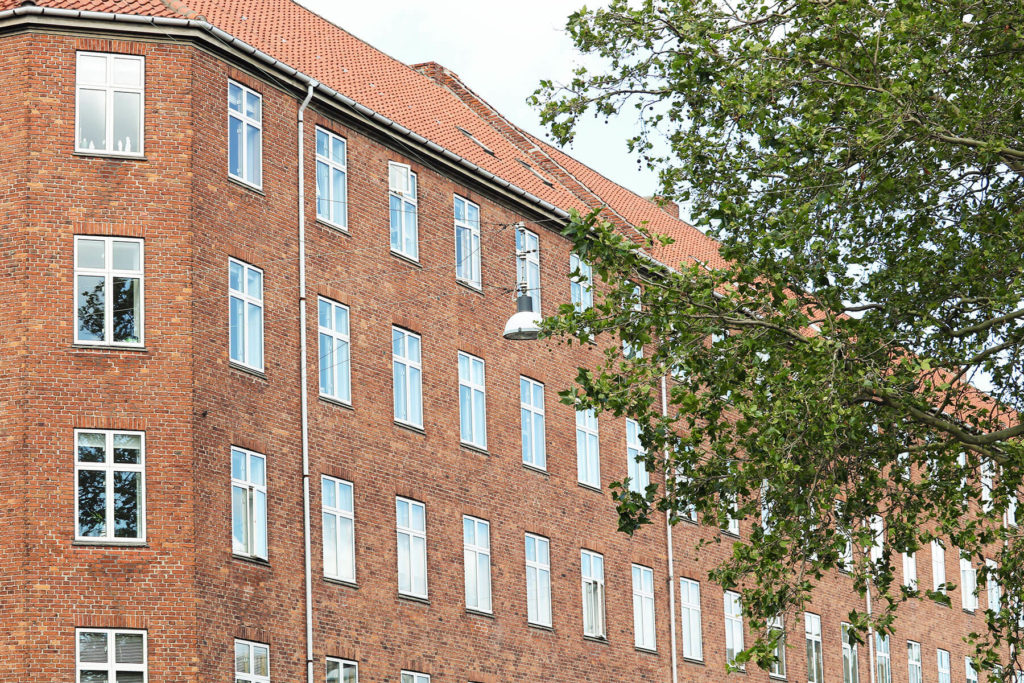 Facader, vinduer og tag før renovering på etageejendommen tilhørende andelsboligforeningen Øresund i København S