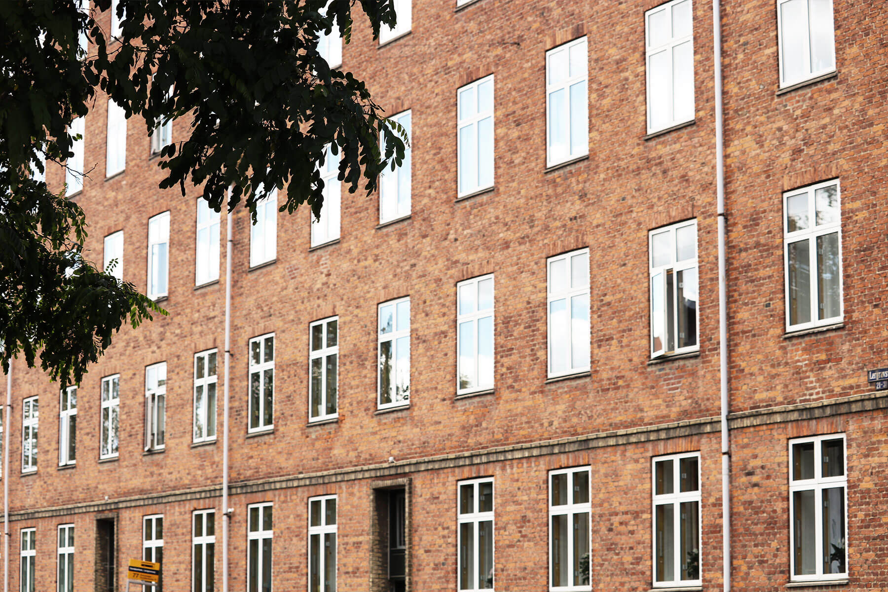 Facader og vinduer før renovering på etageejendommen tilhørende andelsboligforeningen Øresund i København S