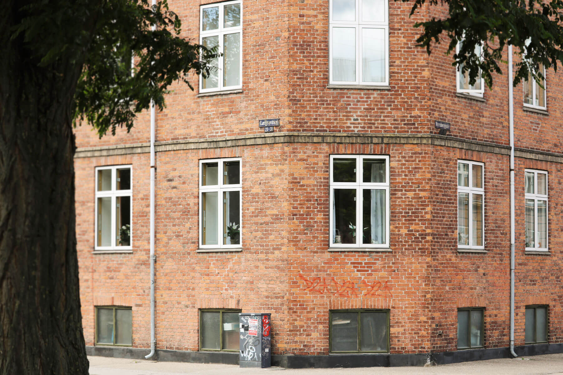 Facader og vinduer ses her på etageejendom tilhørende andelsboligforeningen Øresund i København S