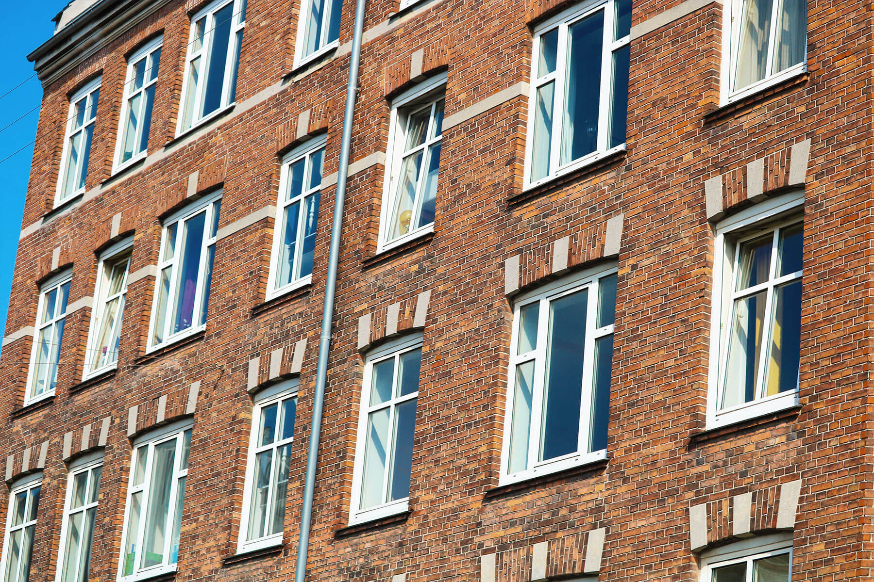Andelsboligforeningens flotte facade og vinduer på gadesiden af ejendommen